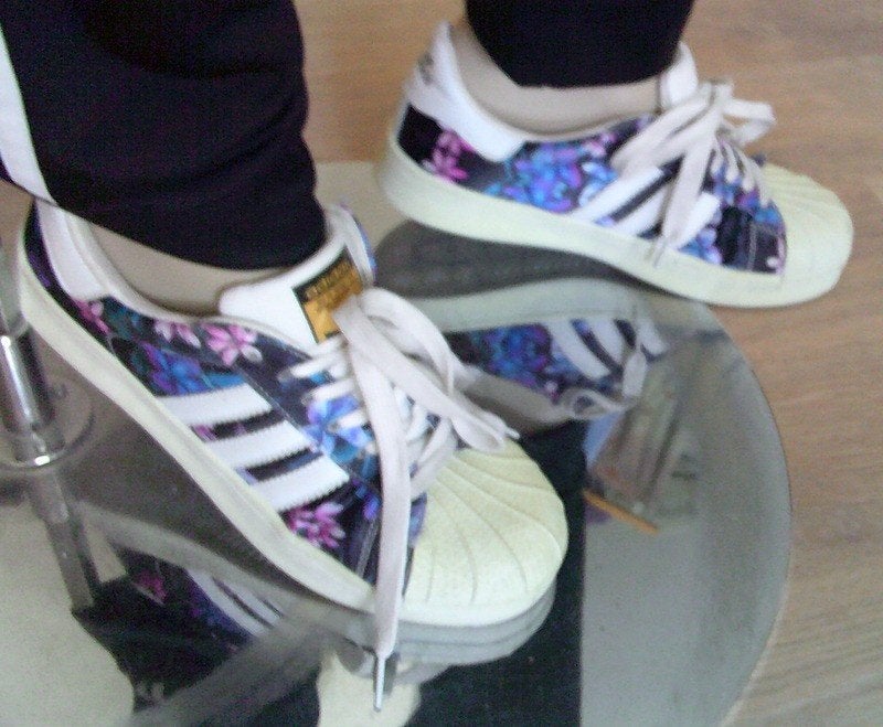 ADIDAS superstar bloemen sneakers gympen 40, Kleding | Dames, Overige kleuren, Sneakers of Gympen, Gedragen, Verzenden
