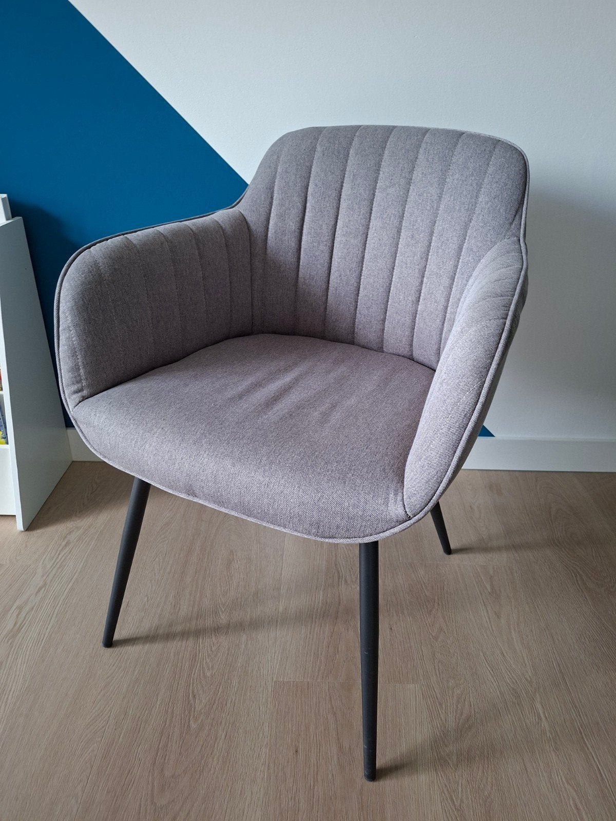 Grijze stoel met armleuning!, Huis en Inrichting, Stoelen, Ophalen, Zo goed als nieuw, Eén, Stof