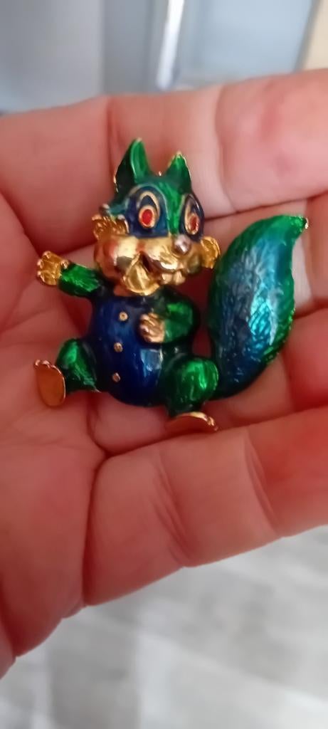 Vergulde eekhoorn broche met emaille en rode ogen, Sieraden, Tassen en Uiterlijk, Broches, Overige materialen, 4 tot 7 cm, Gebruikt