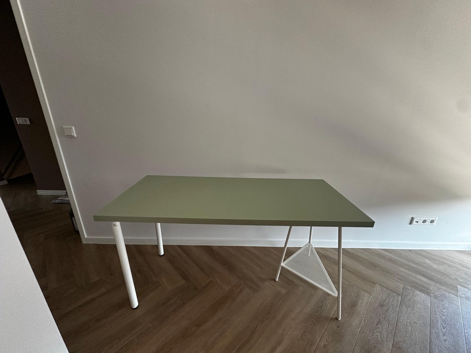 Modern groen bureau met wit onderstel - IKEA, Ophalen, Groen, Gebruikt, Metaal