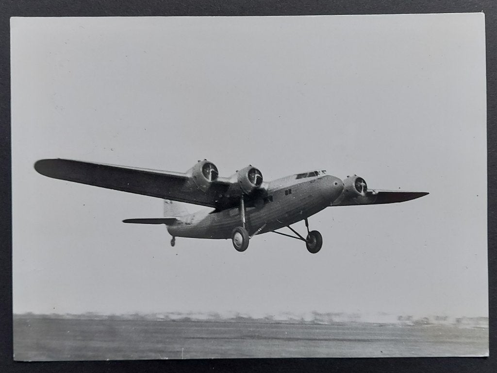 Foto van een landende KLM Fokker F-22 de PH-AJP (F1032), Verzamelen, Ophalen of Verzenden, Gebruikt, Kaart, Foto of Prent