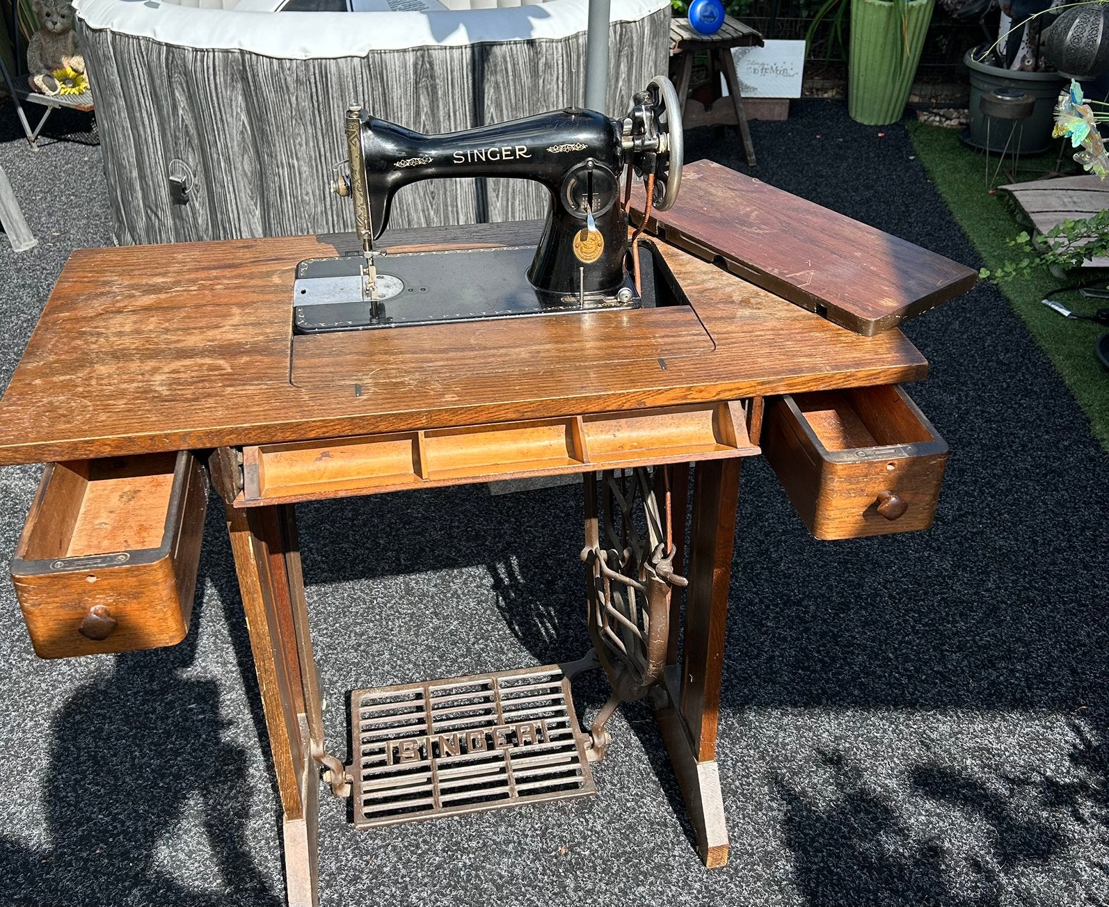 Antieke SINGER naaimachine in tafel, Ophalen