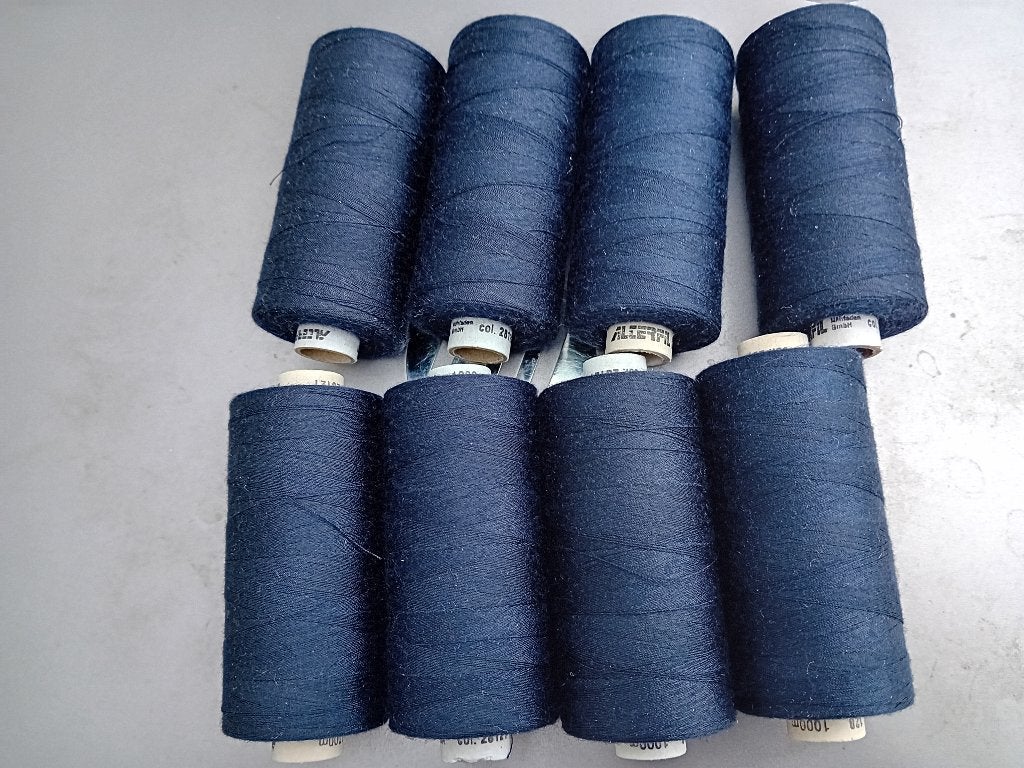12 klossen donkerblauw Naaigaren- 1000 mtr., Hobby en Vrije tijd, Ophalen of Verzenden, Nieuw, Garen of Naald(en)