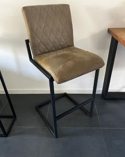 Bartafel eiken met 2 industriële krukken stof groen, Ophalen, Zo goed als nieuw
