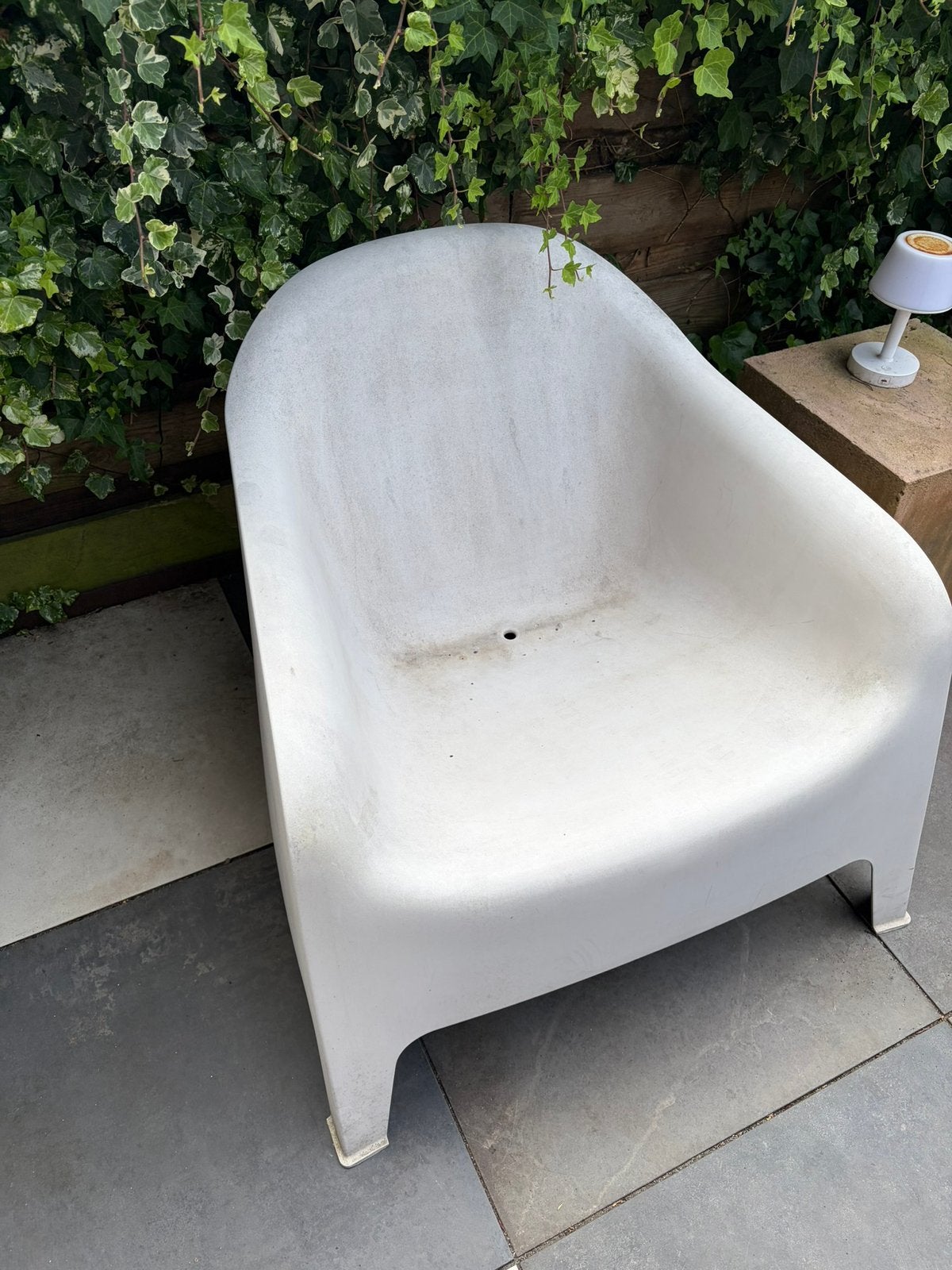 Gratis af te halen 2 stuks lichtgrijze tuin kuipstoelen, Tuin en Terras, Ophalen, Gebruikt, Kunststof, Stapelbaar