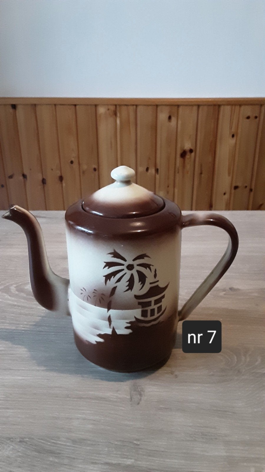 BRUINE KOFFIEPOT MET MOTIEF., Ophalen of Verzenden