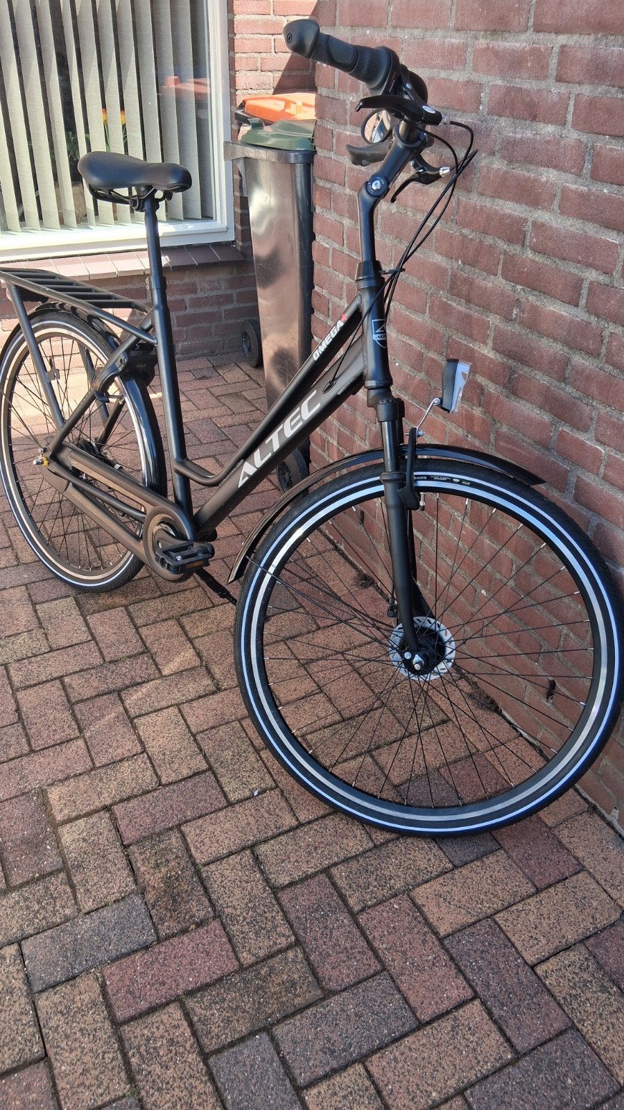 Nieuwstaat verkerende damesfiets Altec Omega Plus 28 inch., Versnellingen, Nieuw, 56 cm of meer, Schijfrem