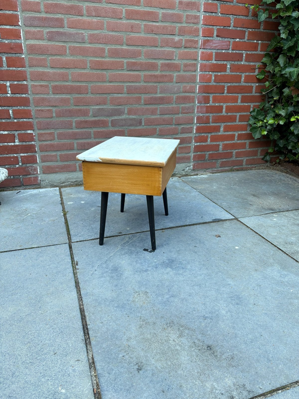 Vintage Nachtkastje - Hout met Zwart Metalen Poten, Ophalen, Gebruikt, Minder dan 45 cm, Minder dan 55 cm