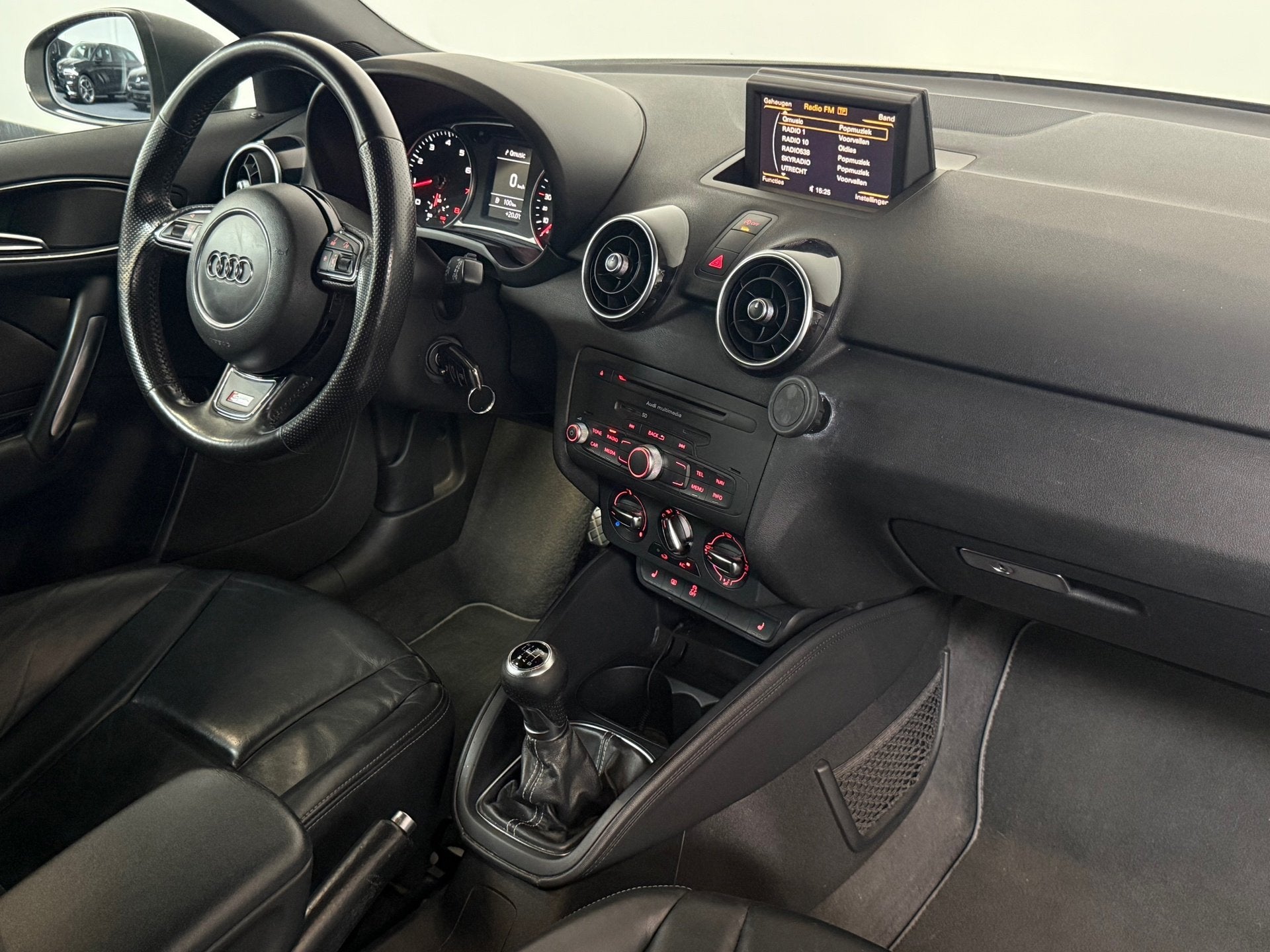 Audi A1 1.4 TFSI 3 x S line Pano Kuip stoelen Cruise Xenon, Voorwielaandrijving, Euro 5, Zwart, 4 stoelen
