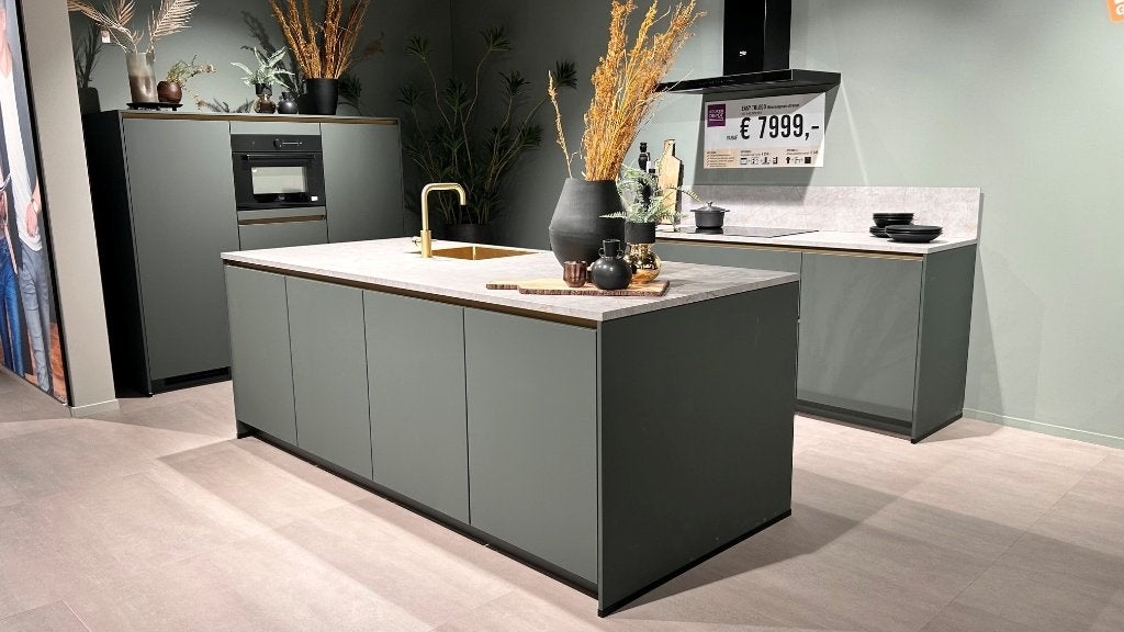 Showroom keuken met Eiland Groen met gouden accenten, Ophalen, 200 cm of meer, 75 cm of meer, Zo goed als nieuw