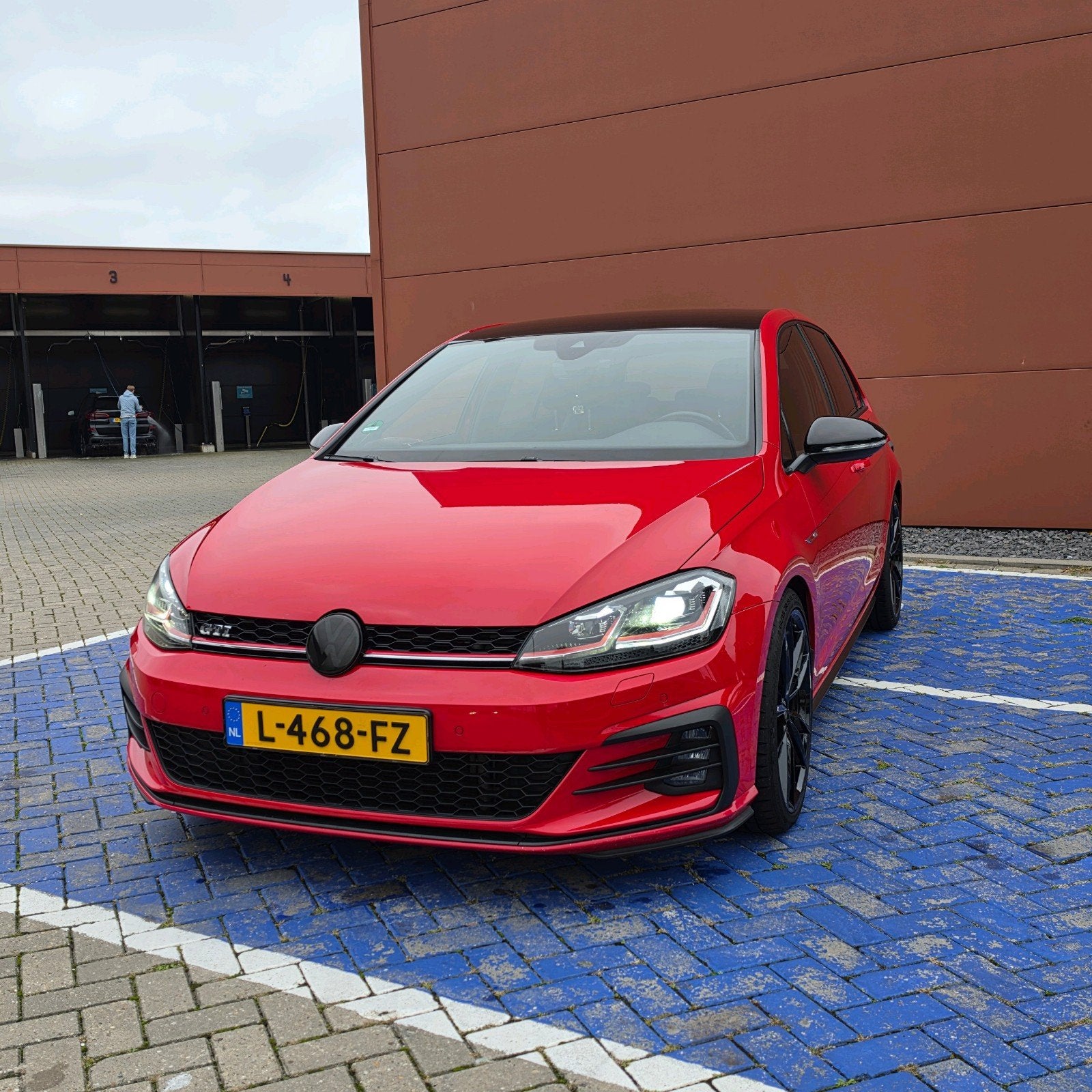 Volkswagen Golf 2.0 TSI 230pk 5D DSG 2018 Rood, Auto's, Stof, 4 cilinders, Verwarmde buitenspiegels, 1600 kg