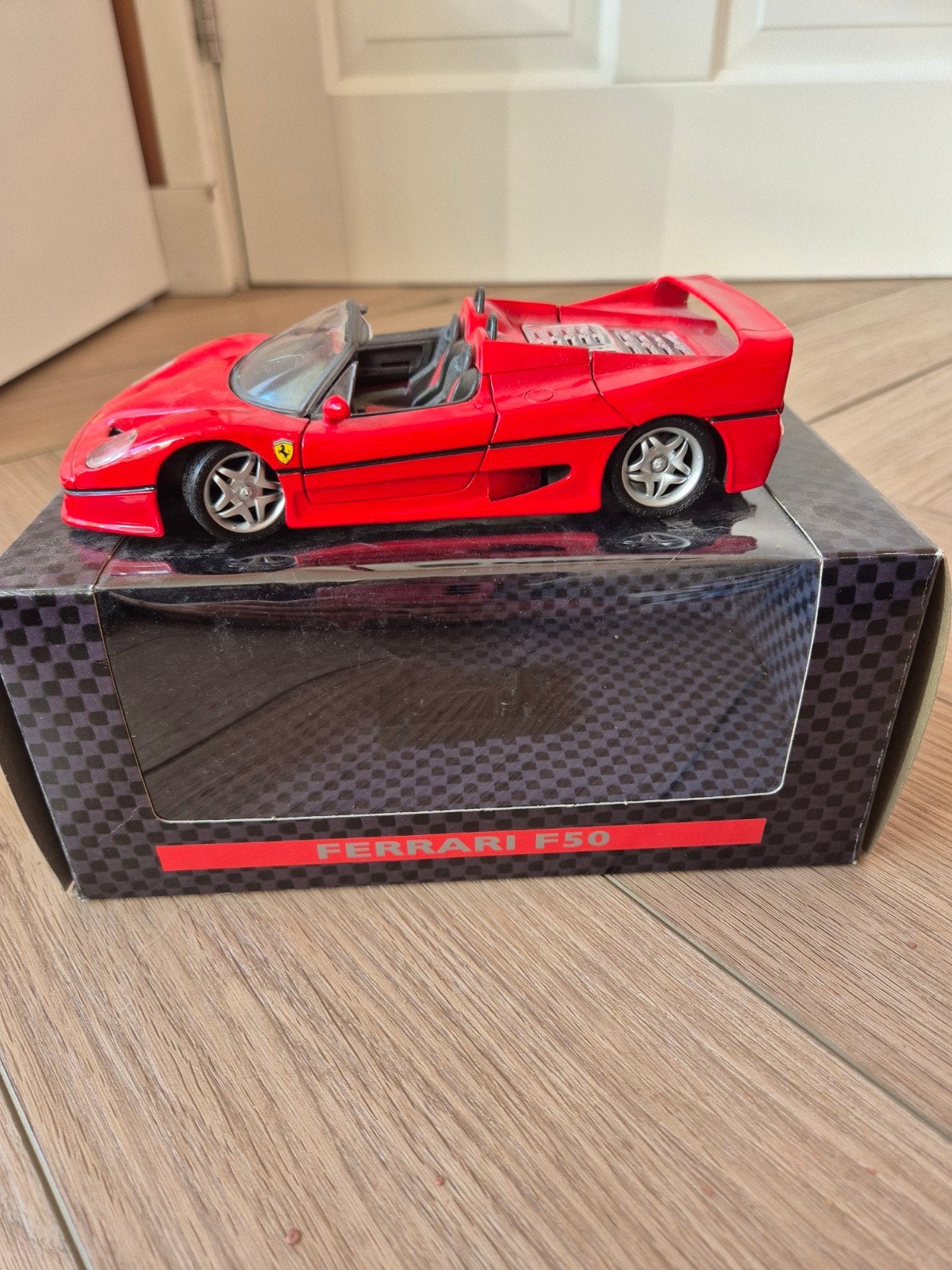 Ferrari F50 rood Maisto 1:24 Shell + originele doos, Ophalen, Zo goed als nieuw, Maisto