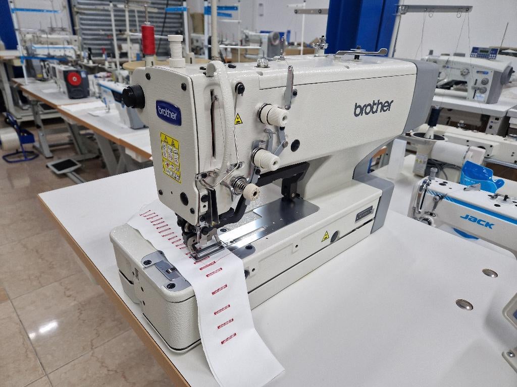 Brother HE-800B-2 Industriële Naaimachine ACTIE 2, Hobby en Vrije tijd, Naaimachines en Toebehoren, Ophalen, Nieuw, Naaimachine