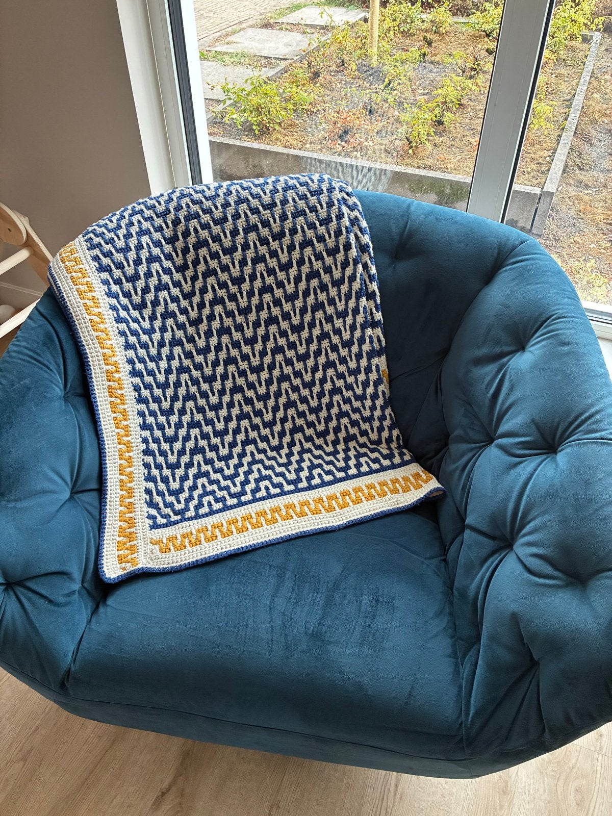 Handgemaakte gehaakte deken - Blauw, wit en geel, Ophalen, 100 tot 150 cm, Blauw, Zo goed als nieuw