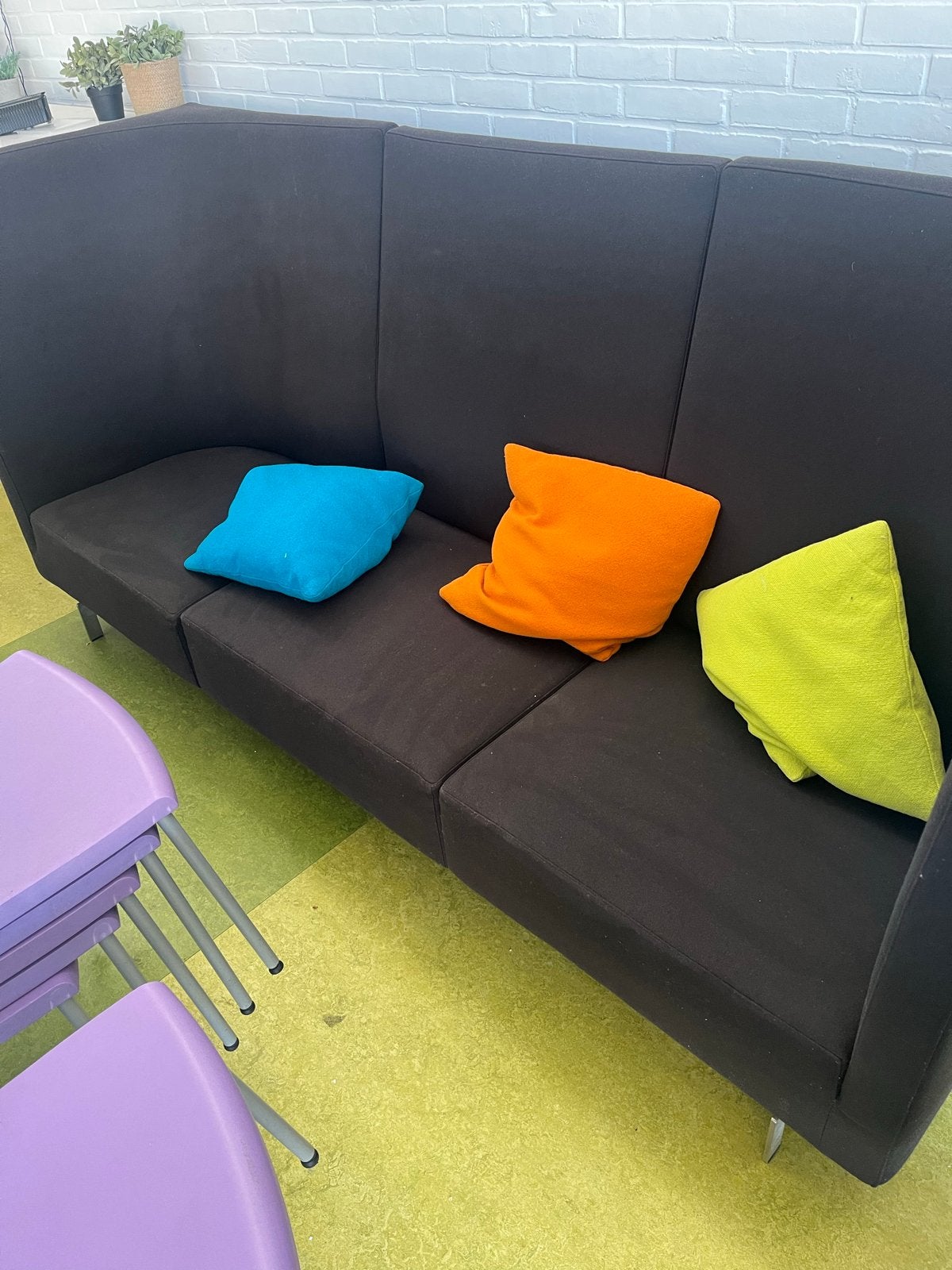 Comfortabele zwarte bank met hoge rugleuning, Ophalen, Gebruikt, Driepersoons, 75 tot 100 cm