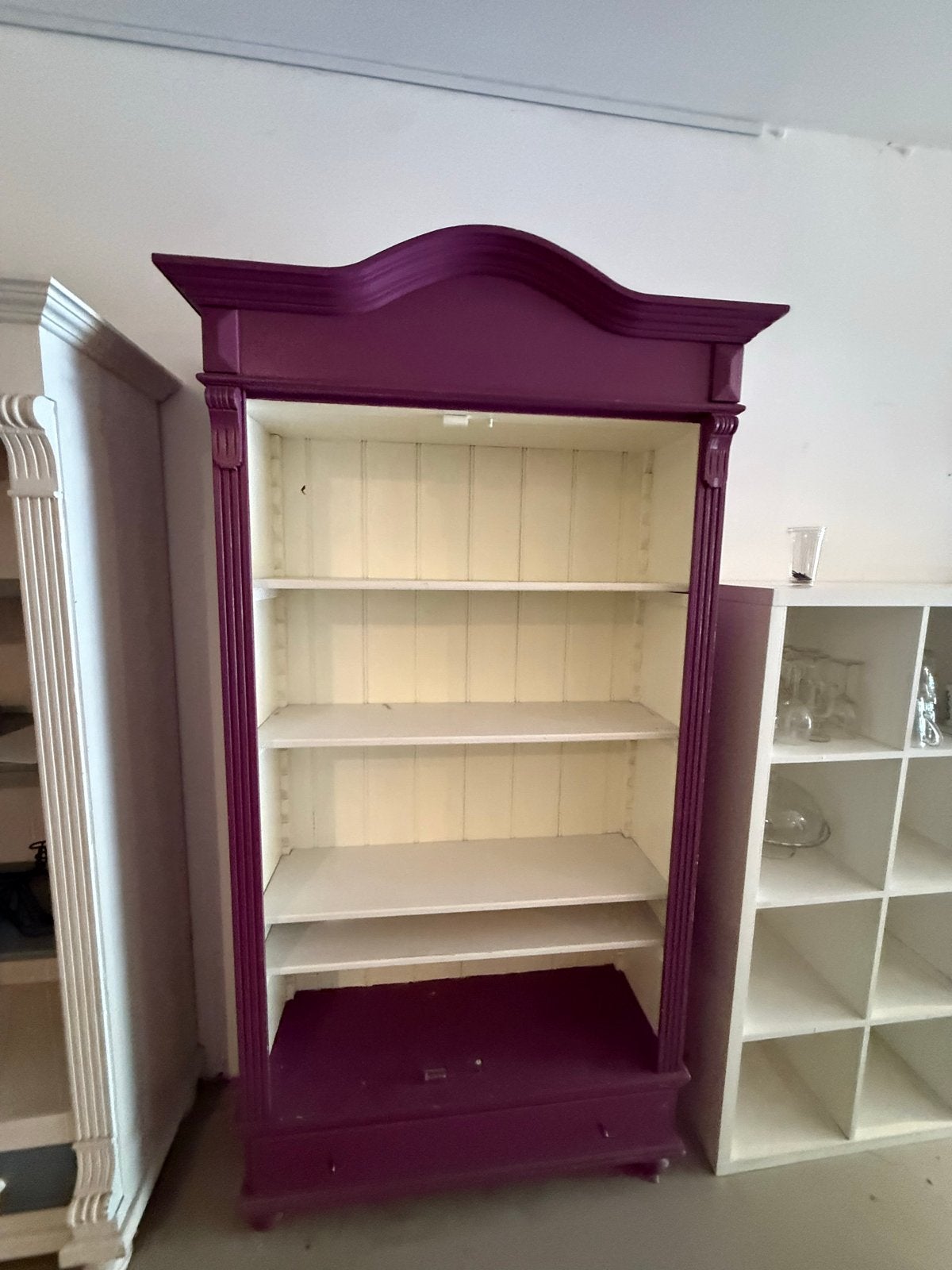 Unieke paarse boekenkast met lade, Gebruikt, Met lade(s), 150 tot 200 cm, 25 tot 50 cm