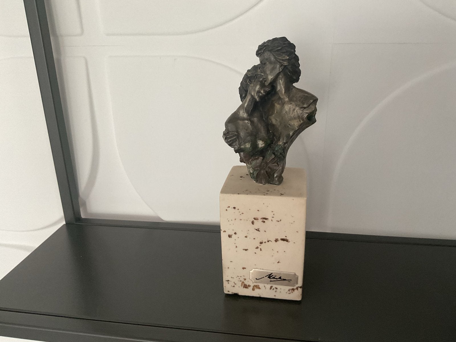 sculptuur van omhelzend paar op sokkel, Ophalen of Verzenden