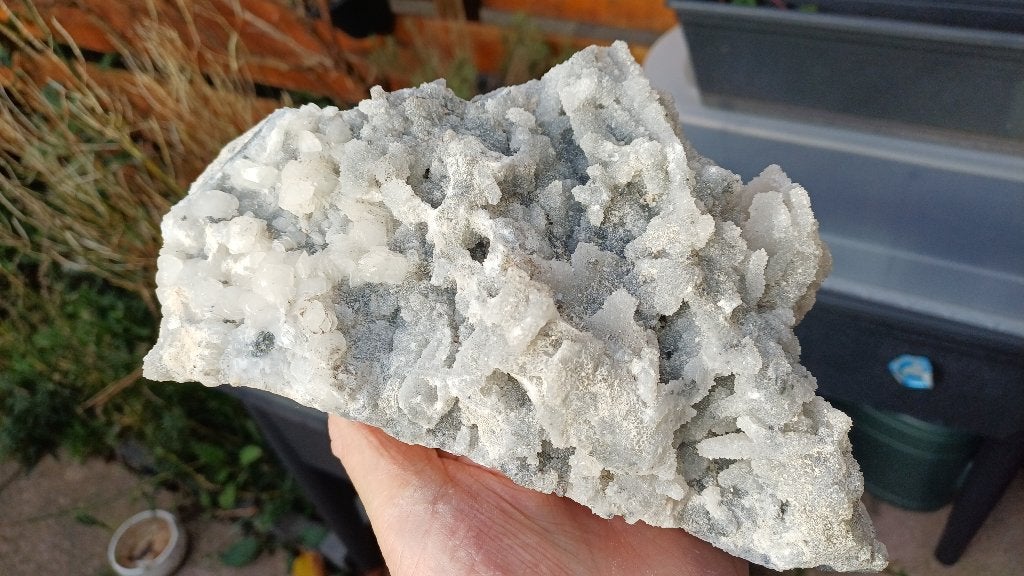 D51-01 Chalcedoon, aan onderzijde Calciet UV Madan Bulgarije, Ophalen of Verzenden, Mineraal