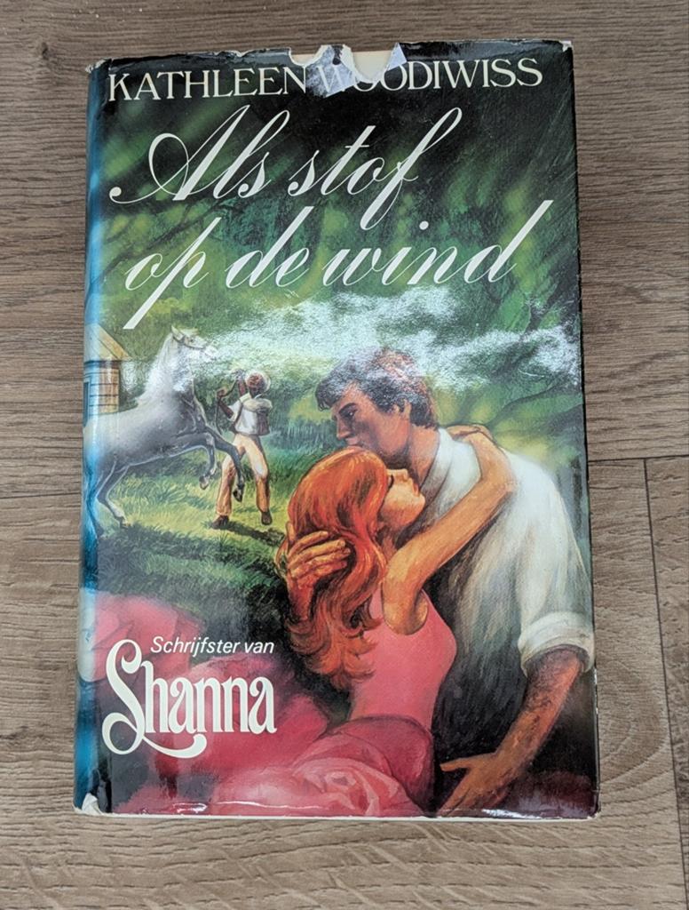 Als stof op de wind - Kathleen E. Woodiwiss (Hardcover), Boeken, Ophalen of Verzenden, Gelezen