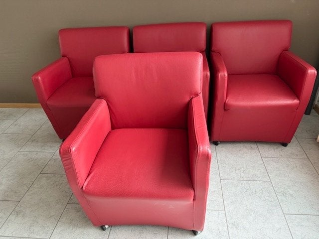 4 leren rode fauteuils met zwenkwieltjes en handgreep., Ophalen, Gebruikt, Minder dan 75 cm, Leer