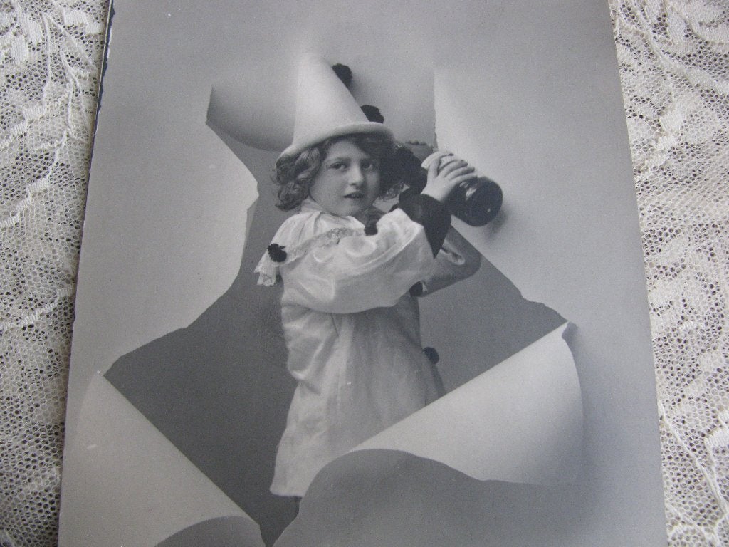 Antieke Kaart - Meisje als Pierrot / Fles Champagne, Verzamelen, Verzenden, Voor 1920, Ongelopen, Kinderen