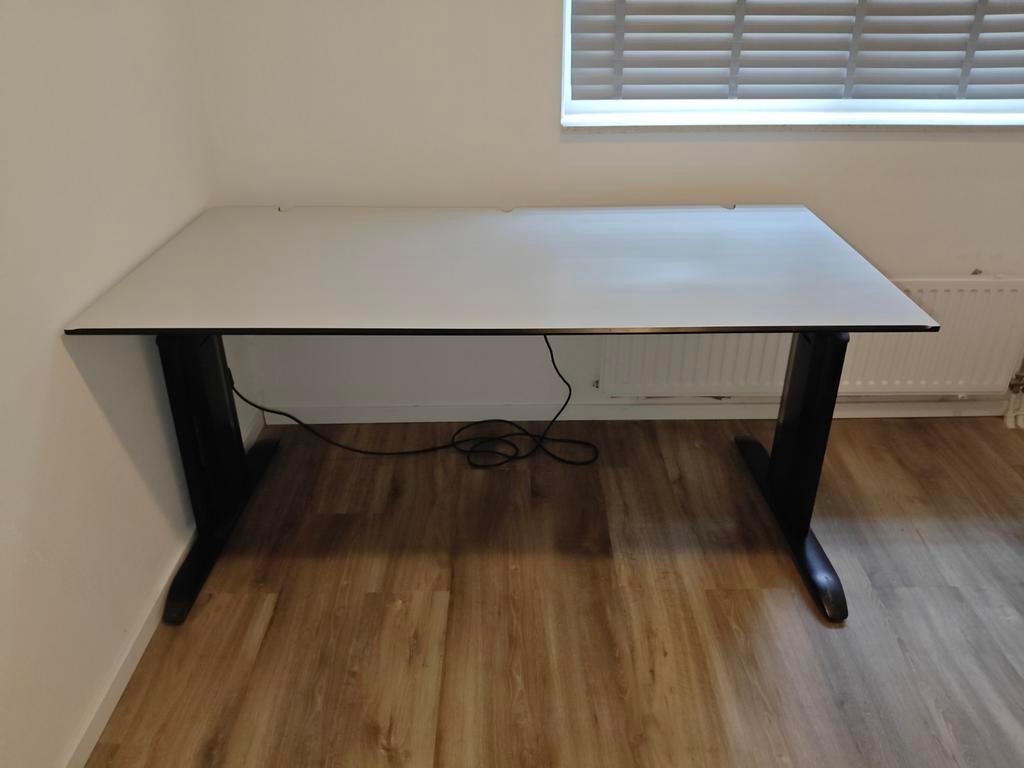 Bureau 160x80 met stekkerdoos, Huis en Inrichting, Bureaus, Ophalen of Verzenden, Gebruikt
