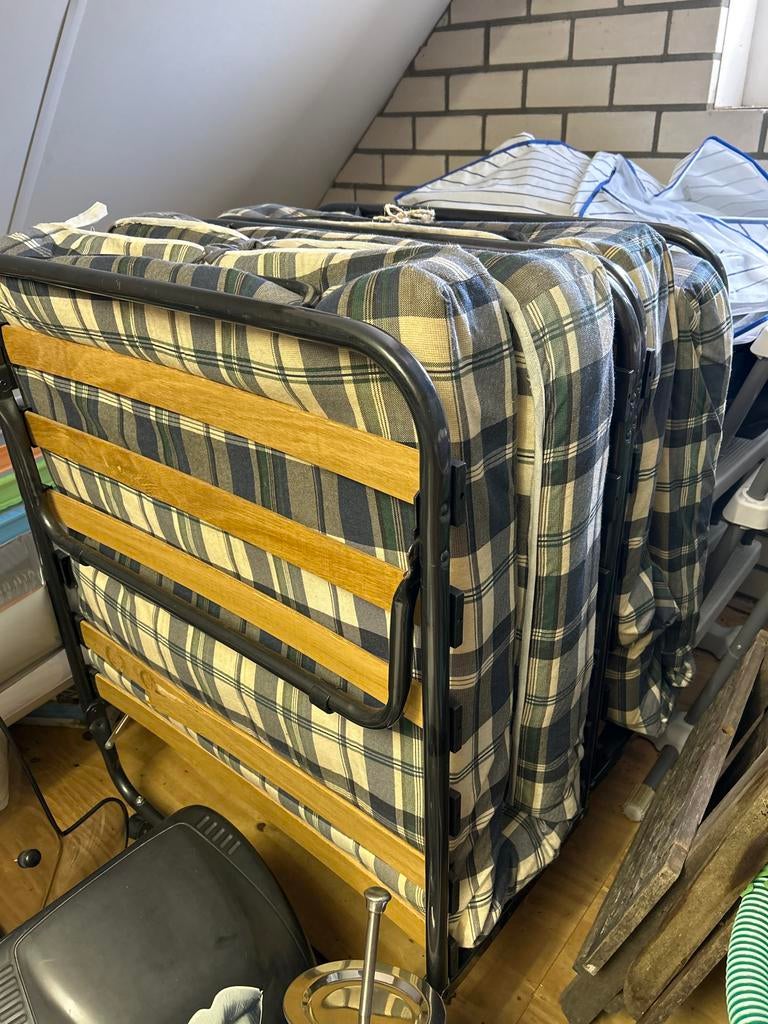 Opvouwbaar logeerbed met geruit matras, Huis en Inrichting, Slaapkamer | Bedden, Ophalen, 80 cm, Metaal, Overige maten