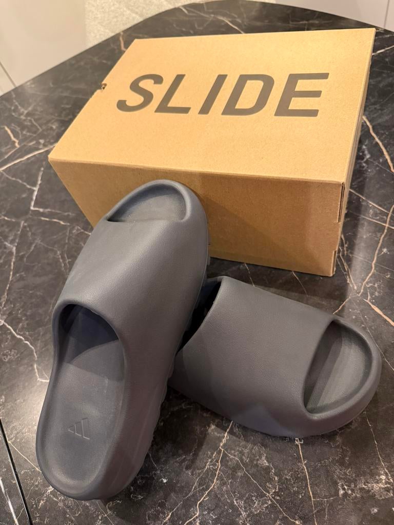 Yeezy Slide Dark Onyx, Slippers, Zwart, Nieuw, Ophalen of Verzenden