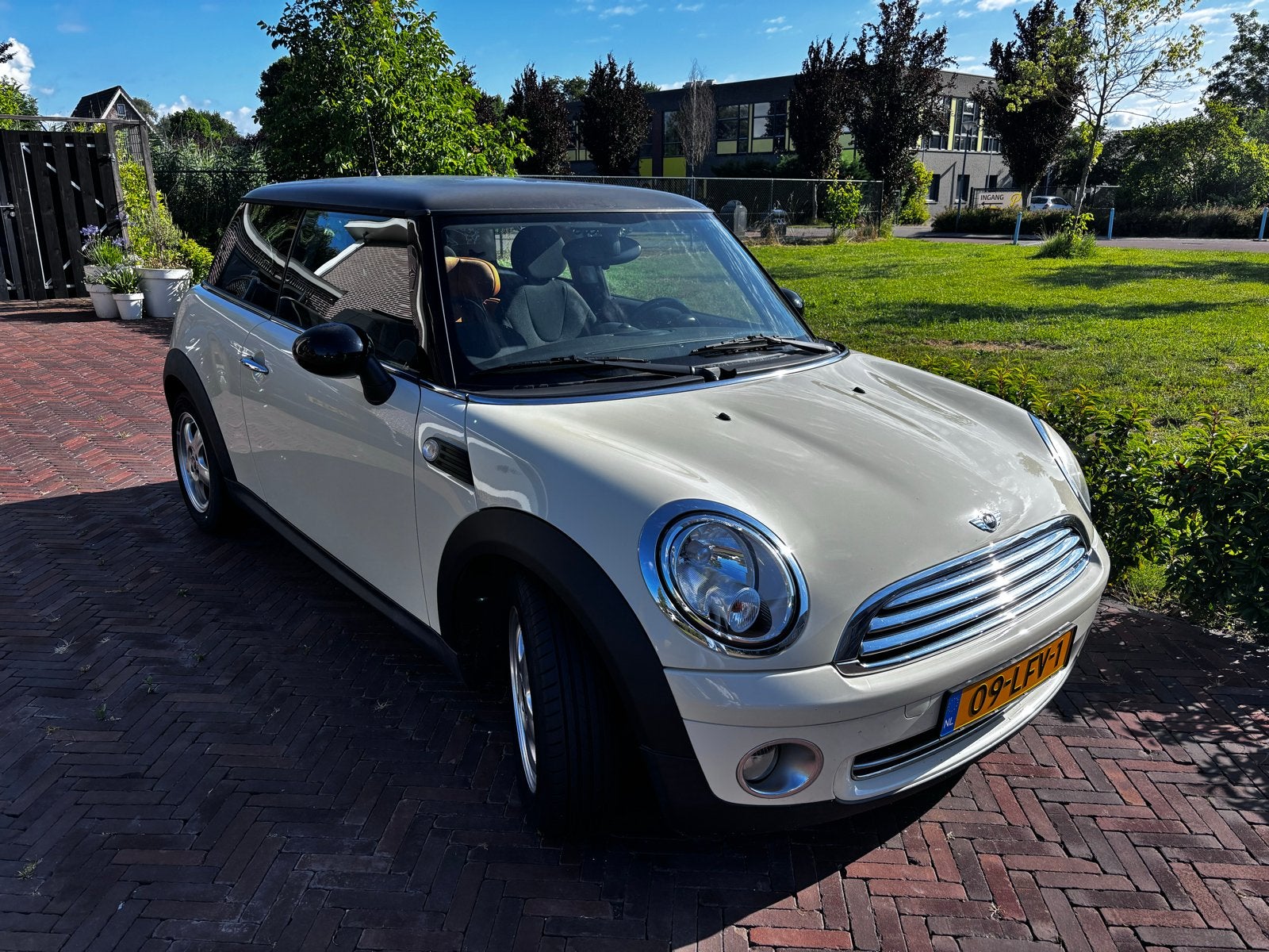 Mini  cooper 1.4 16V ONE 55KW 2009 Wit slechts 69.200KM, Auto's, Voorwielaandrijving, Dealer onderhouden, Stof, 4 stoelen