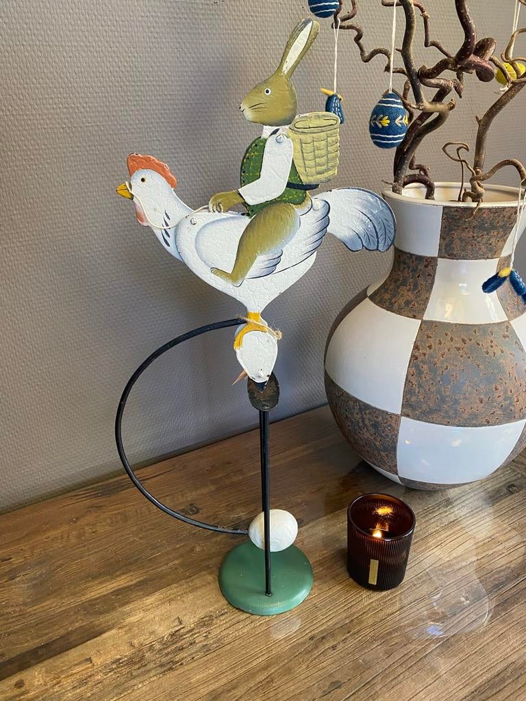 Pasen - decoratieve paashaas op kip - speelgoed - schommelen, Ophalen of Verzenden
