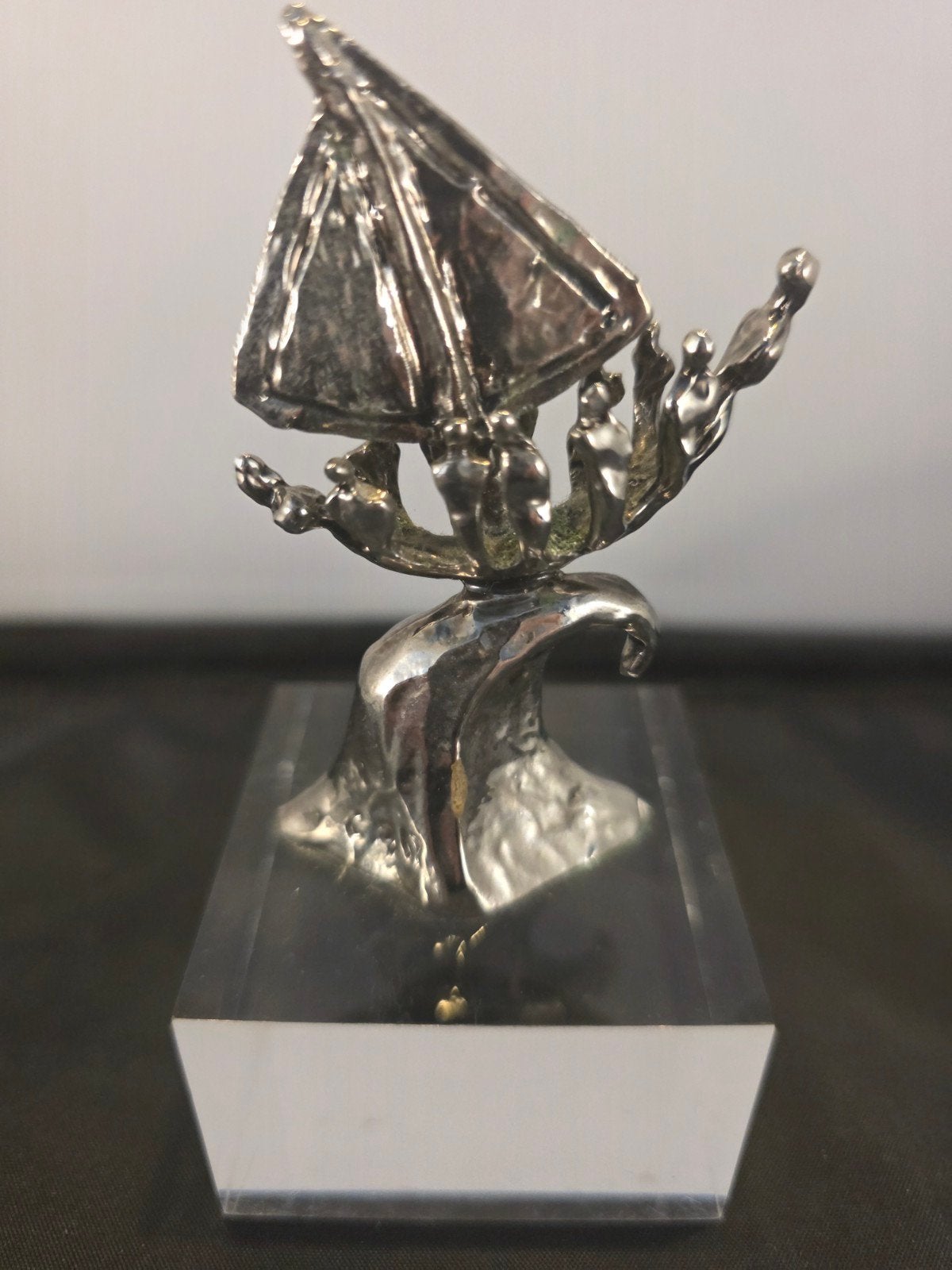 Corry Ammerlaan - "Samen op de voorste golf", Zilver, Minder dan 20 cm, Ophalen of Verzenden, Op sokkel