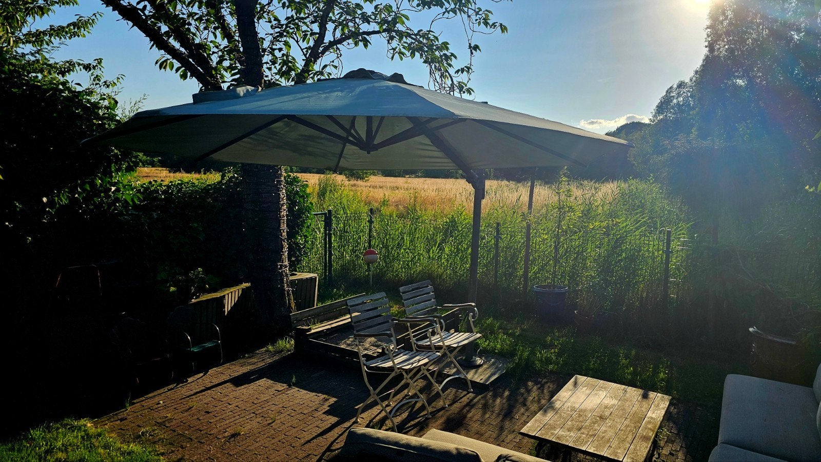 Grote zweefparasol met stevige voet, Tuin en Terras, Parasols, Ophalen, Gebruikt, Zweefparasol, Verstelbaar