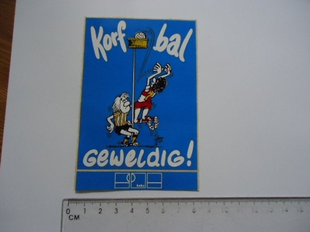 sticker oud Korfbal geweldig strip gorter vintage sport knkv, Verzenden, Zo goed als nieuw, Bedrijf of Vereniging
