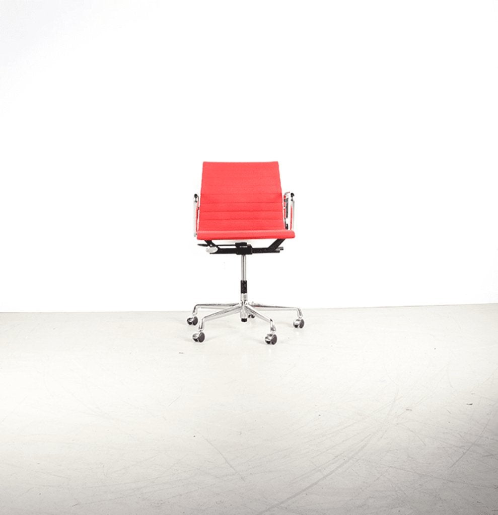 Vitra Eames EA 117 Bureaustoel Rood Hopsak - Chroom, Vitra, Zo goed als nieuw, Niet ingevuld, Niet ingevuld