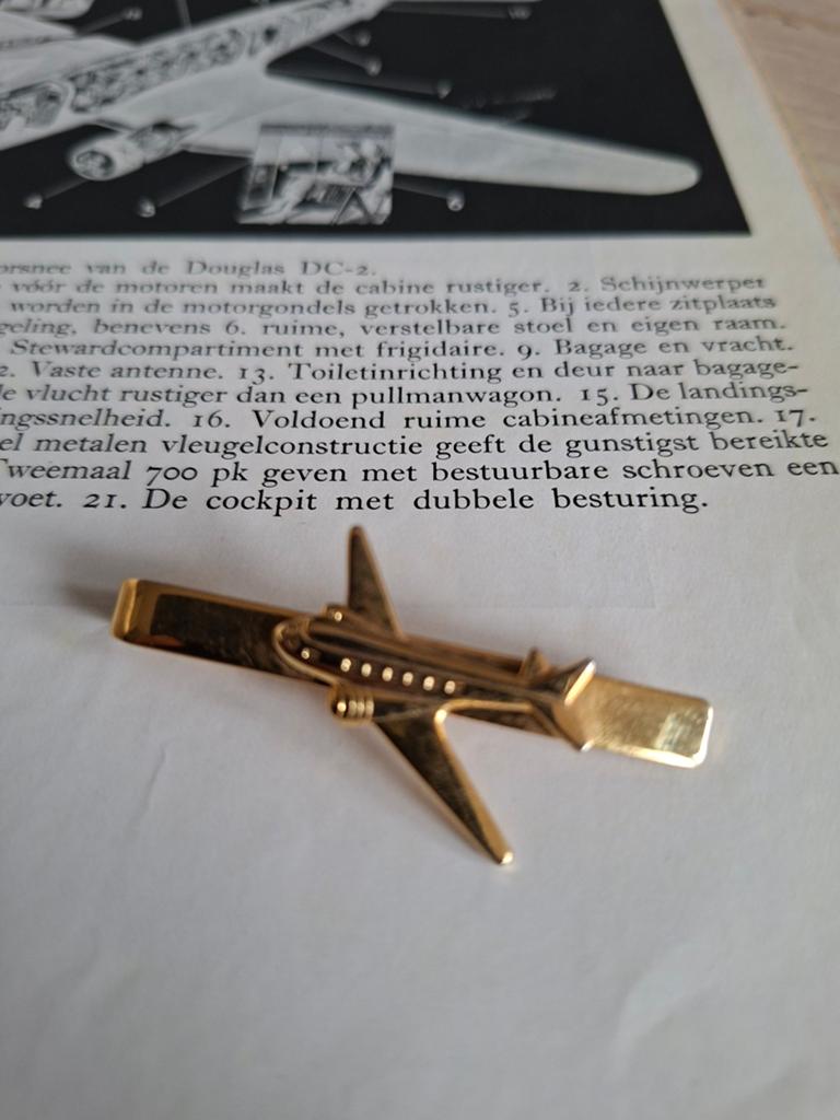 DOUGLAS DAKOTA DC3 DAS CLIP GOUD, Verzamelen, Ophalen of Verzenden, Zo goed als nieuw, Patch, Badge of Embleem