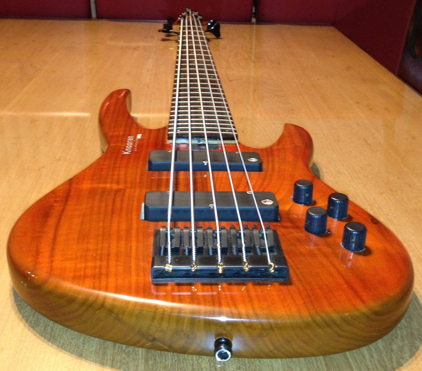 Knooren Handcrafted 5-snarige basgitaar, Muziek en Instrumenten, Snaarinstrumenten | Gitaren | Bas, Ophalen, Zo goed als nieuw