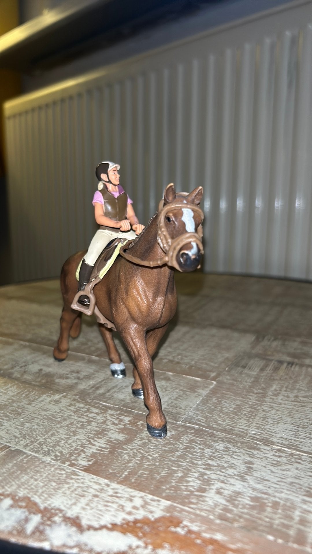 Schleich Hannoveraanse merrie met ruiter en tuig, Ophalen of Verzenden, Zo goed als nieuw