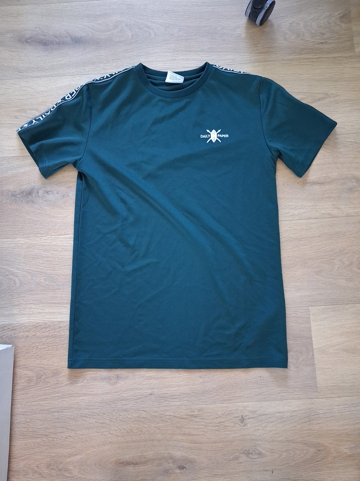 Daily Paper T-shirt Groen met Logo Banden - Maat S, Ophalen of Verzenden, Zo goed als nieuw, Daily Paper, Groen