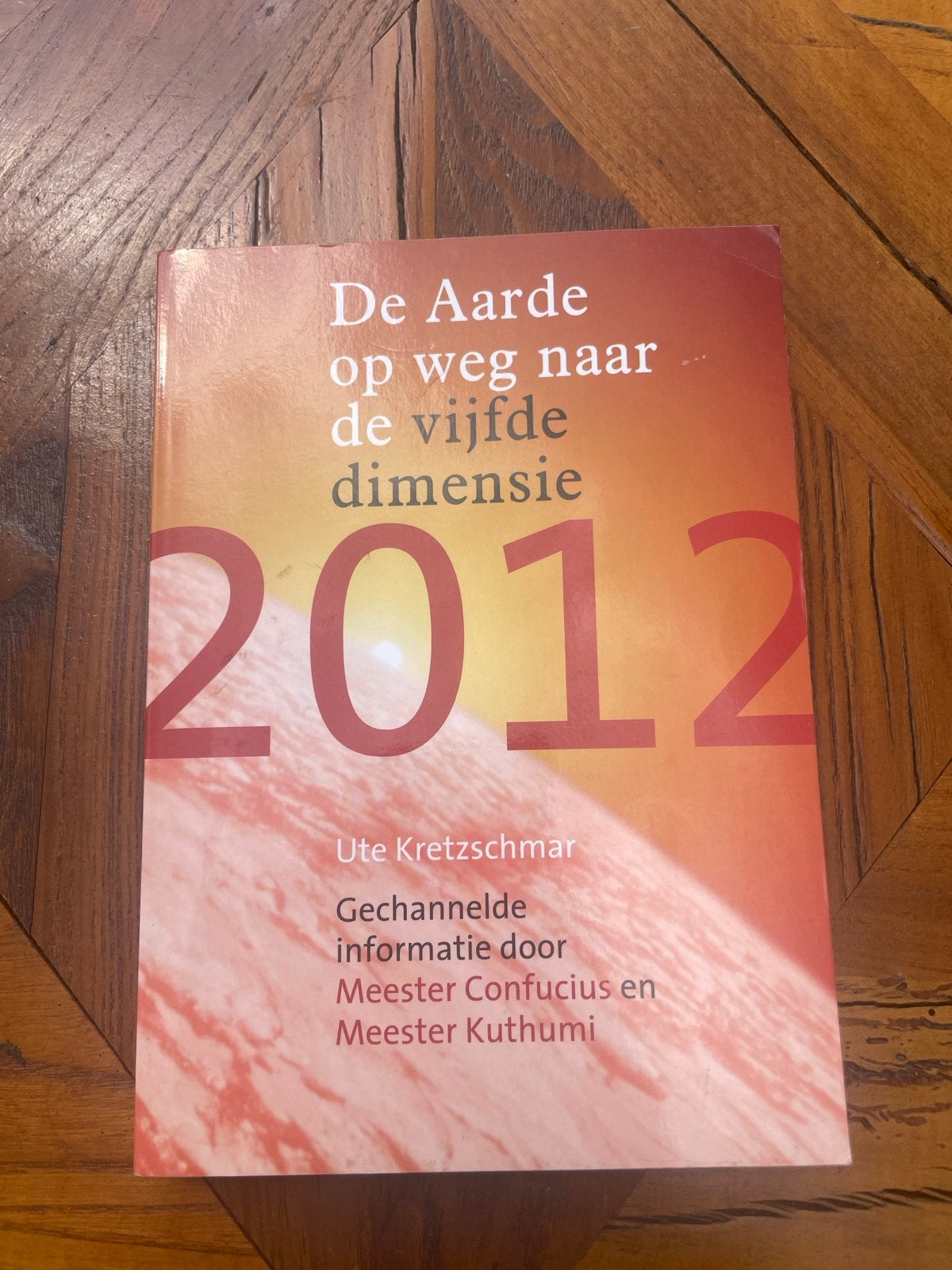 De Aarde op weg naar de vijfde dimensie 2012 - Ute Kretzschm, Boeken, Ophalen of Verzenden, Gelezen, Spiritualiteit algemeen, Achtergrond en Informatie