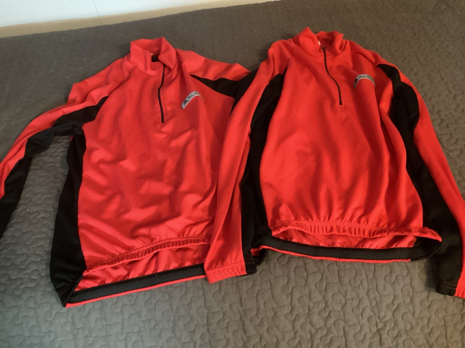 Fietskleding set: 2 shirts (S, M) en 2 broeken (S), Fietsen en Brommers, Fietsaccessoires | Fietskleding, Ophalen, Gebruikt, S