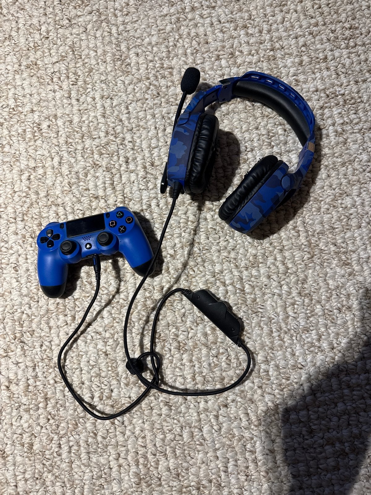 Foto 4 van PlayStation 4 Slim met 2 controllers en headset