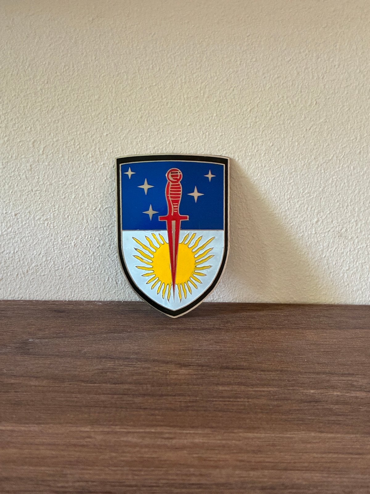 Knil speciale troepen embleem metaal, Verzamelen, Verzenden, Landmacht, Nederland, Embleem of Badge