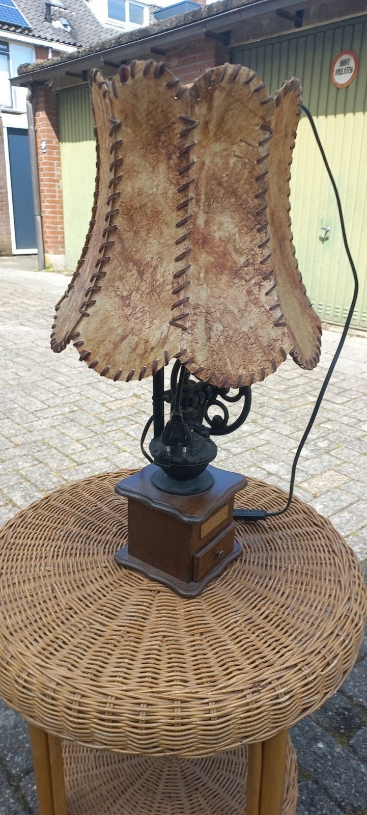 Koffiemolen lamp met varkensvel kap, Ophalen