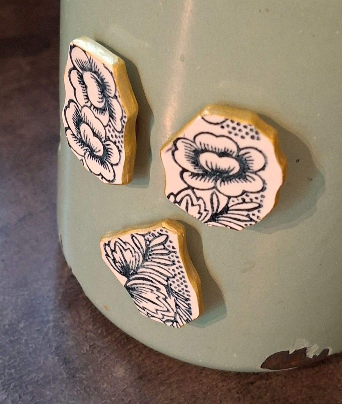 3 handgemaakte magneetjes van oud bord, Vintage, Gebruikt, Meerkleurig, Ophalen of Verzenden