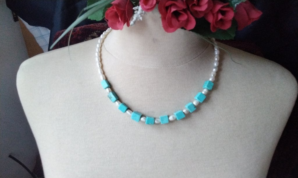 Prachtige ketting witte Parels en vierkante Turkoois, Blauw, Nieuw, Ophalen of Verzenden, Steen of Mineraal