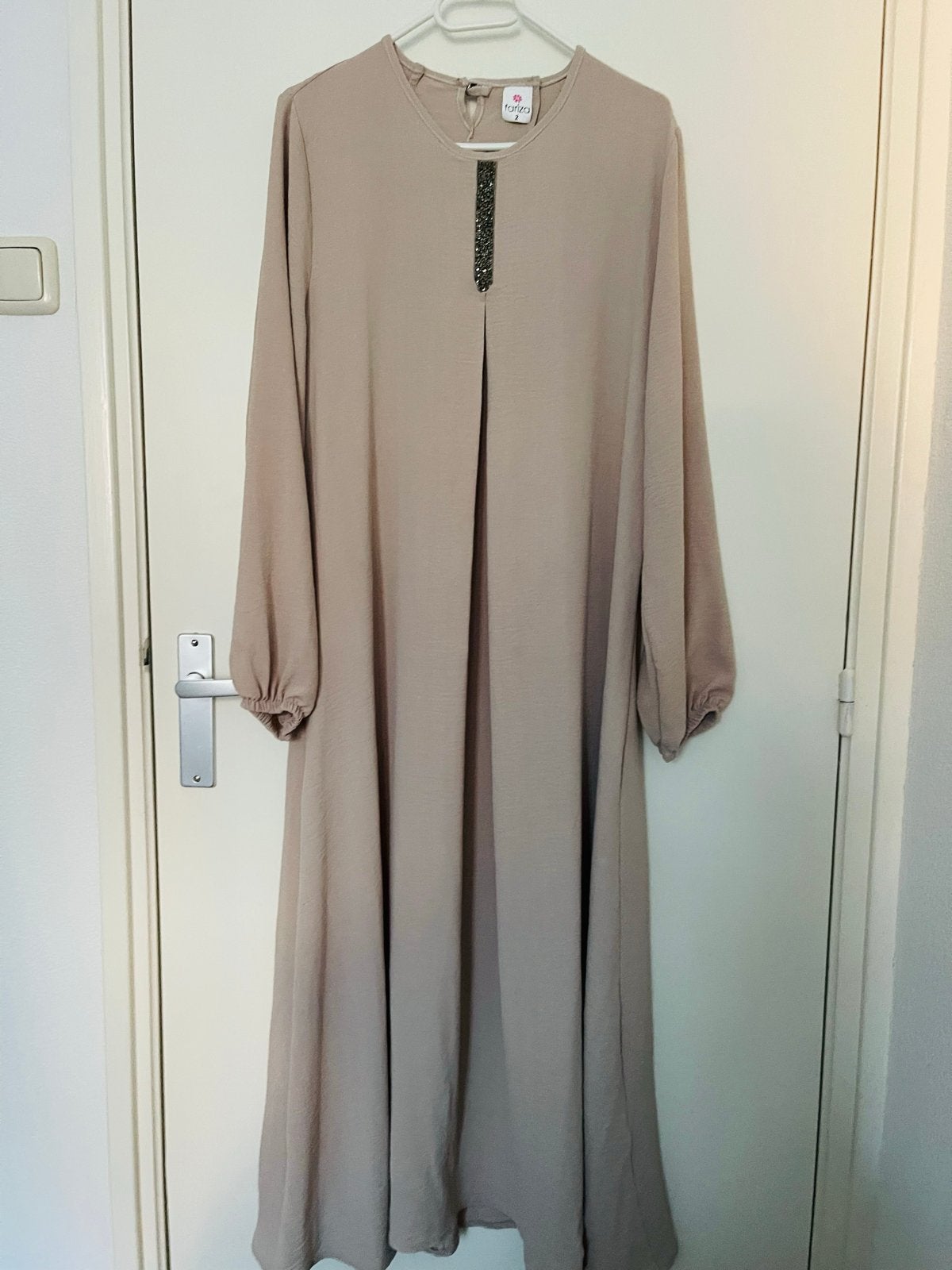 Nieuwe comfortabele jurk voor elke gelegenheid, Kleding | Dames, Ophalen of Verzenden, Nieuw, Beige, Onder de knie