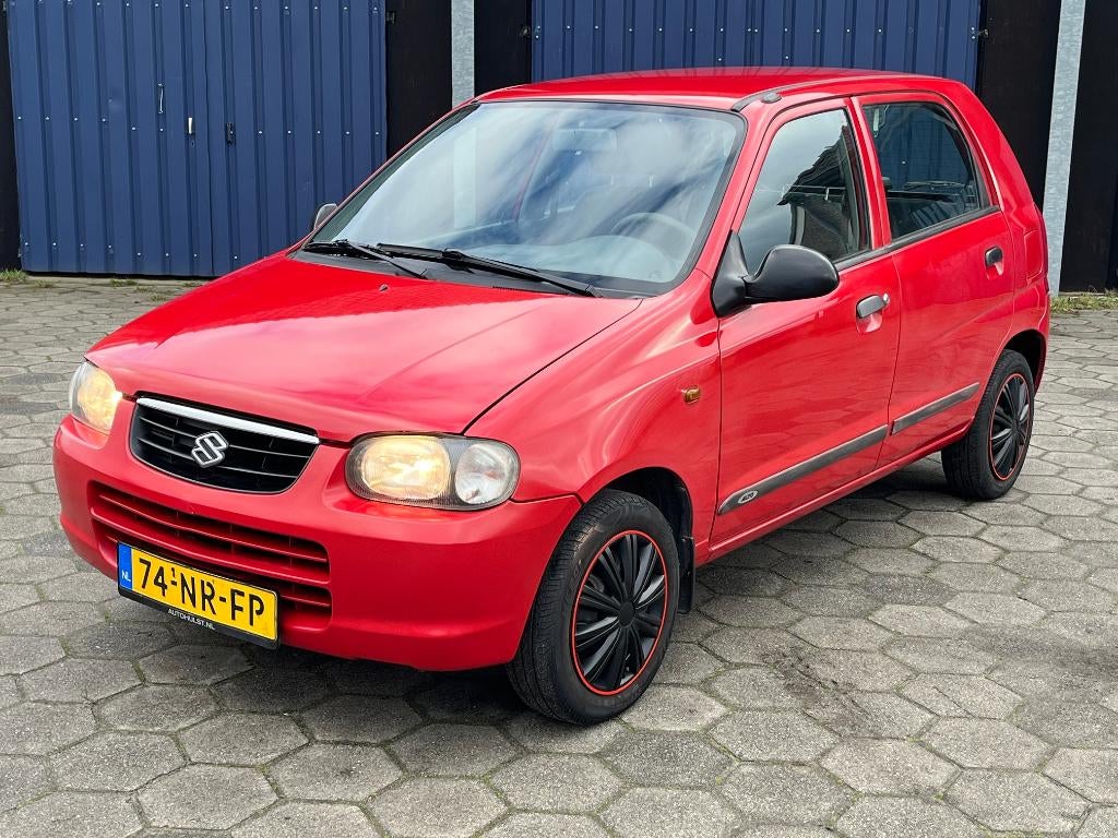 Suzuki Alto 1.1 16V 5d AGS 2004 Rood, Auto's, Suzuki, Voorwielaandrijving, Stof, Elektrische ramen, 750 kg