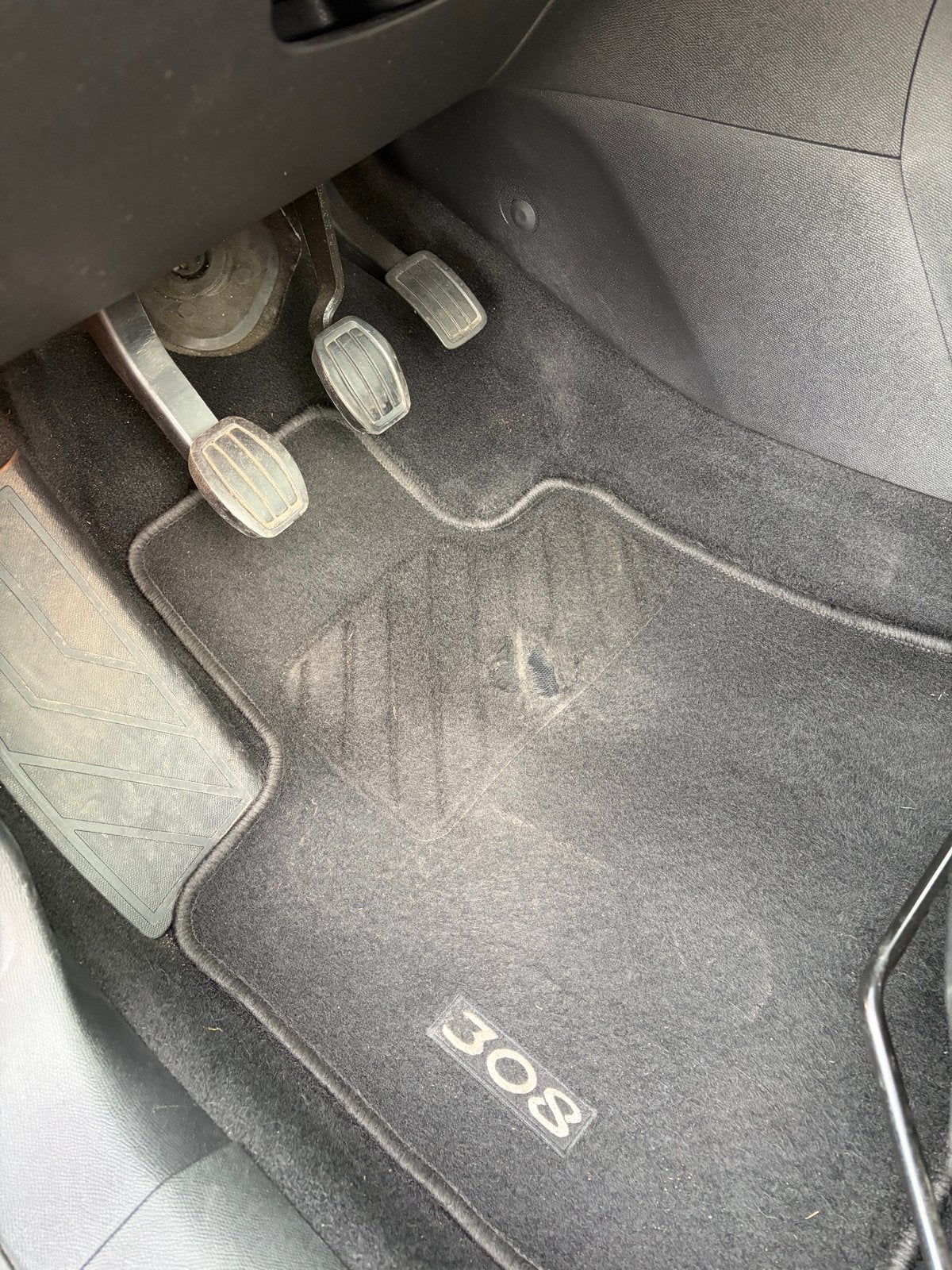 Foto 14 van Peugeot 308 1.2 E-thp 130pk 2015 Zwart LEKT KOELVLOEISTOF