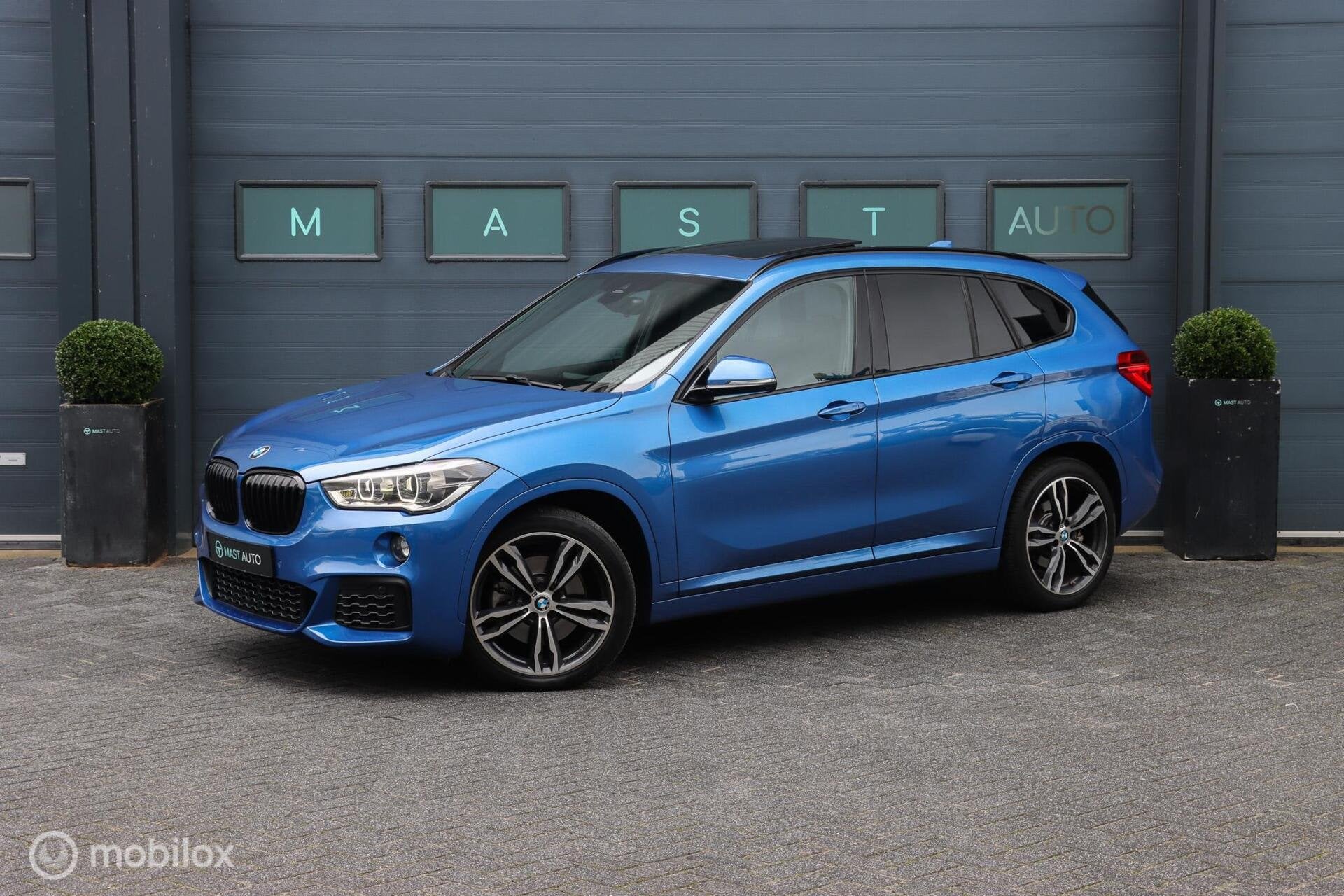 BMW X1 xDrive25d M Sport|PANO|HUD|H&K|ACC|LEDER|CAMERA|MEMOR, Auto's, Automatische klimaatregeling, 4 cilinders, 2000 kg, Blauw