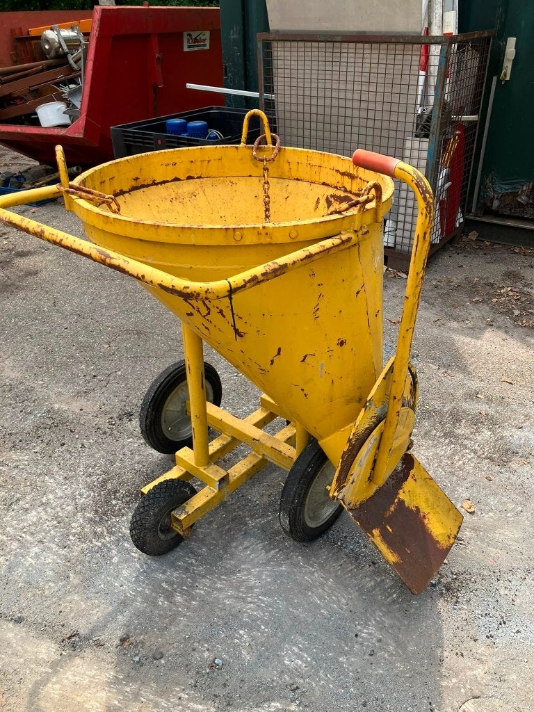 Beton Kierenvuller / nadenvuller / kubel 150L met zijlossing, Ophalen, Gebruikt